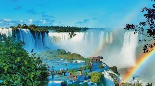 Turista “maluco” pula nas Cataratas do Iguaçu para resgatar celular e bombeiros agem rapidamente