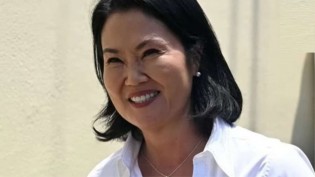 Vantagem de Keiko tem leve queda e forte apreensão toma conta da apuração no Peru