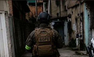 PM entra em confronto direto com bandido envolvido em 31 homicídios durante operação no RJ
