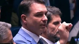 Flávio se revolta diante de pesquisa com números estranhos