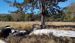 Avião faz pouso forçado em matagal e polícia encontra algo inesperado no local da queda