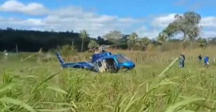 Helicóptero cai em quintal de residência em zona rural (veja o vídeo)