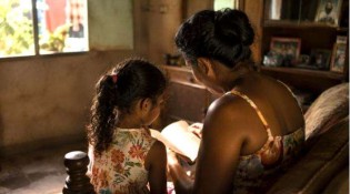 A mulher que o debate esqueceu: Ela acorda cedo, trabalha, cria os filhos e ainda transmite valores