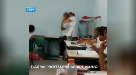 Professora é afastada após agredir aluno para tomar o celular. Veja o vídeo