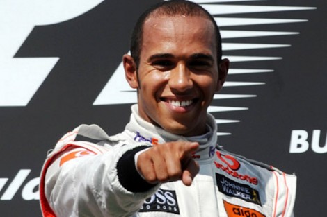 Lewis Hamilton fatura o tri