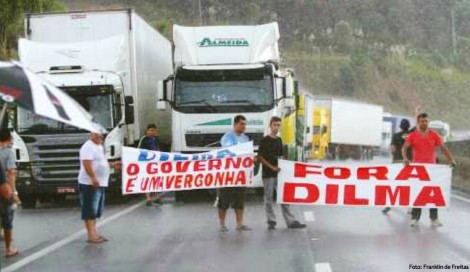 Greve de caminhoneiros ganha adesão em todo o país