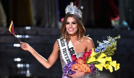 Gafe do ano: Colombiana recebe faixa e coroa de Miss Universo e tem que devolver