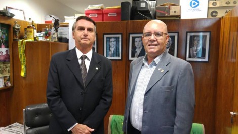 Petista dá guinada de 180 graus e cai nos braços de Bolsonaro