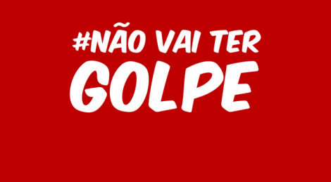Fracasso de ato pró Dilma reúne 100, que ‘baixam às calças’ em frente ao Congresso (veja)