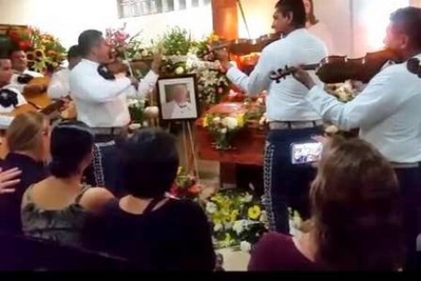 Funeral de ‘Professor Girafales’ tem ápice da emoção com trilha de Chaves (veja o vídeo)