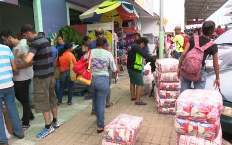 Pequena cidade de Roraima é invadida por venezuelanos em busca de comida