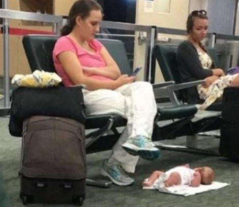 Internautas não perdoam e descaso de mãe com bebê viraliza nas redes sociais