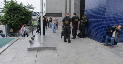 Advogados fazem fila para depor na PF de Fortaleza