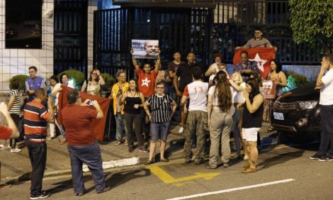 Vigília contra prisão de Lula é cancelada por baixa adesão
