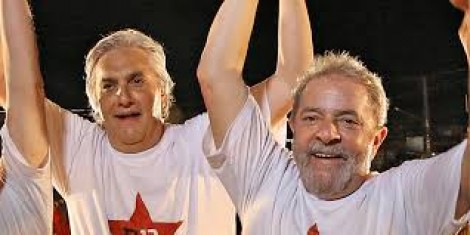 No rumo do asilo político, Lula processa Delcídio por danos morais