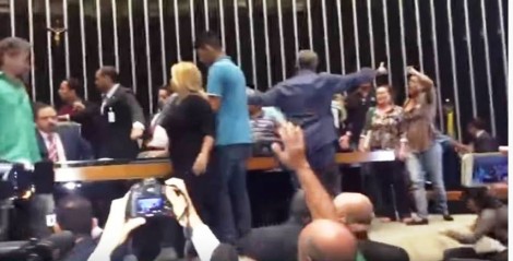 Sob os gritos de ‘viva Sérgio Moro’, manifestantes invadem a Câmara Federal (veja vídeo)
