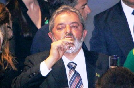 Lula, visivelmente embriagado, diz que será candidato e ataca a "República de Curitiba" (Veja o vídeo)