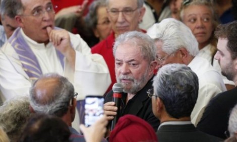 De corpo presente, Lula dá o tom de seu discurso de vitimização e ódio (veja o vídeo)