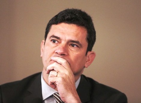 Político petista de alta patente afaga Moro e pede para visitá-lo em Curitiba