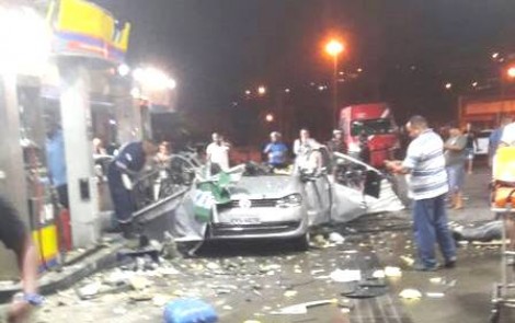 Em cena chocante, mulher morre após carro explodir em posto de gasolina (veja o vídeo)