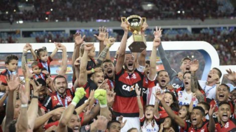 Vídeo flagra juiz de Fla-Flu gesticular como torcedor no gol do Flamengo (veja o vídeo)