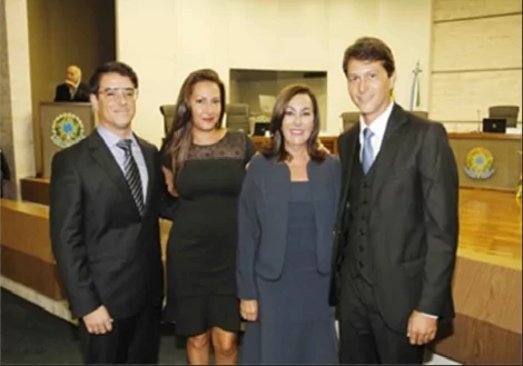 A magistrada ladeada pelos filhos
