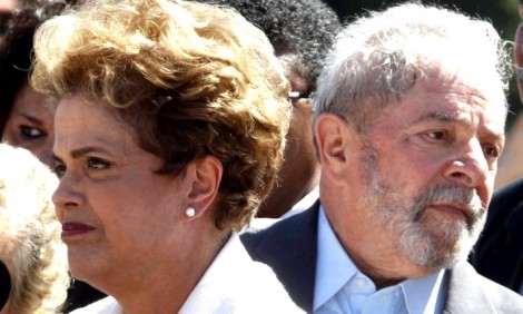 Lula, traiçoeiro, aproveita ausência de Dilma na caravana e apunhala a companheira
