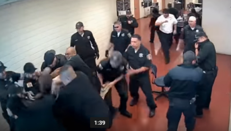 Em presídio, a impressionante fúria de um homem contra inúmeros agentes (veja o vídeo)