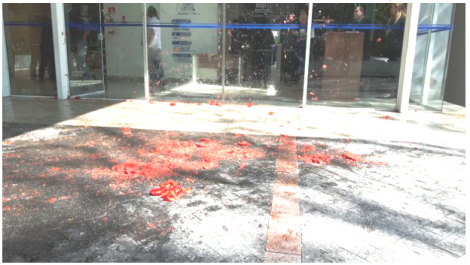 Gilmar corre de manifestantes, mas leva “tomatadas” na porta de sua faculdade