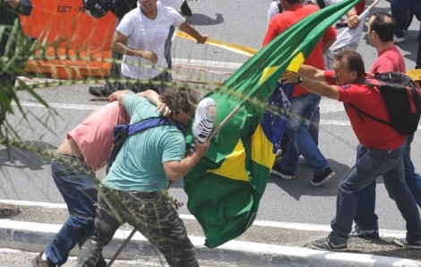 A perfeita definição do sujeito que defende com unhas e dentes o político