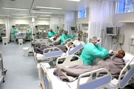 É na sala vermelha de um hospital público que ricos e pobres se igualam