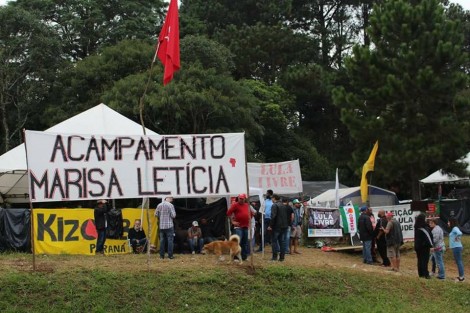 Fim de semana e “militontos” vão ver Lula com frio, chuva e crianças. Cadê o conselho tutelar? (Veja o Vídeo)