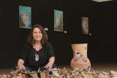 Andrea Luz - traço e gesto divinos nas mãos da artista