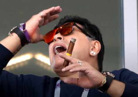Maradona é flagrado desrespeitando regra da Copa e poderá ser punido