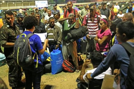 FLAGRANTE: Ativista orienta venezuelanos a invadirem terrenos e casas em Roraima (Veja o Vídeo)