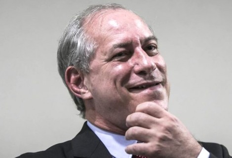 Oficial de Justiça surpreende Ciro de madrugada, na saída do debate