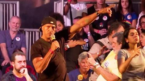Em evento do PT com artistas, cantor incorpora Cid Gomes e detona o partido (Veja o Vídeo)