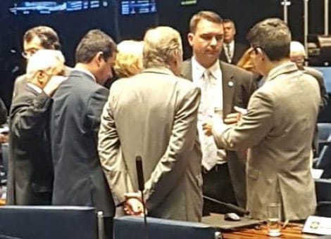 Flávio Bolsonaro entra em ação para evitar Renan