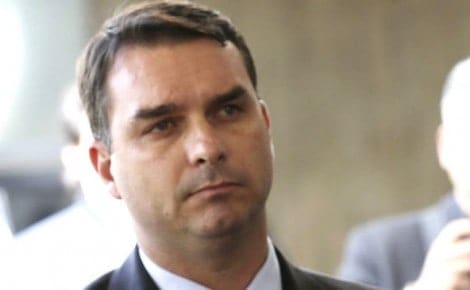 Flávio Bolsonaro fala sobre Fabrício Queiroz e isola a Rede Globo (Veja o Vídeo)
