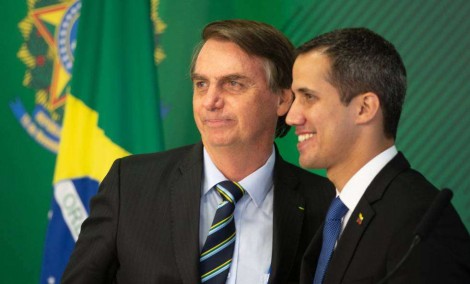 Bolsonaro para Guaidó: "esquerda gosta tanto de pobres que acabou multiplicando-os"