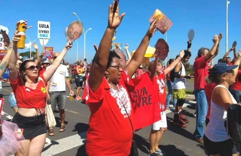 PT faz carnaval “Lula Livre” em POA e protagoniza novo vexame (Veja o Vídeo)
