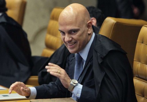 Alexandre de Moraes perde o juízo e determina busca e apreensão na casa de General