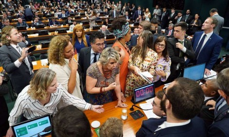 O show de horrores daqueles que são incapazes de pensar no país como nação