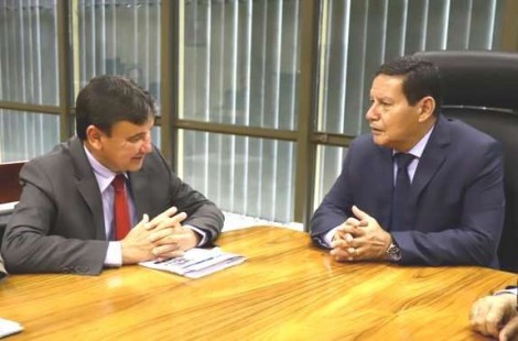 Mourão troca afagos com governador petista (Veja o Vídeo)