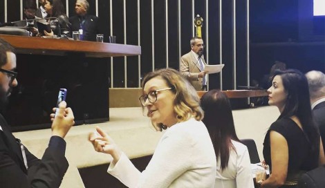 FLAGRANTE: Enquanto ministro explicava ponto a ponto das novas diretrizes, Rosário fazia videozinho