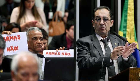 A hipocrisia dos senadores que impedem que cidadão tenha arma ao mesmo tempo que recebem escolta armada