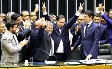 Deputados esculacham a sociedade e aprovam o “Fundo do Trouxas”