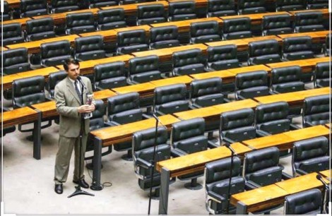 A história do deputado que falava sozinho enquanto todos os outros saqueavam a nação