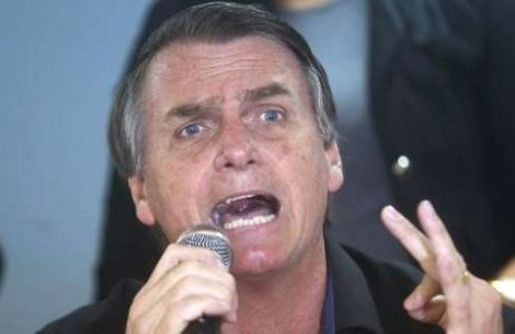 Homem pergunta a Bolsonaro “E o Queiroz?” e resposta é imediata (Veja o Vídeo)