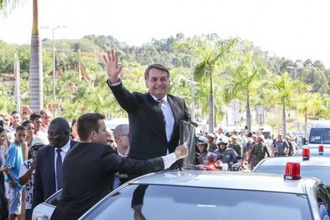 Bolsonaro é ovacionado e aclamado pelo povo, mas os safados da Globo escondem a verdade! (Veja o Vídeo)